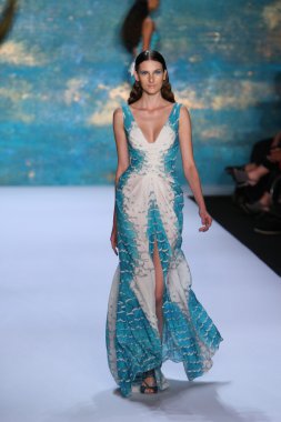 New York, Ny - Eylül 08: A Model Monique Lhuillier defile pist yürür
