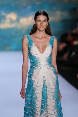 New York, Ny - Eylül 08: A Model Monique Lhuillier defile pist yürür