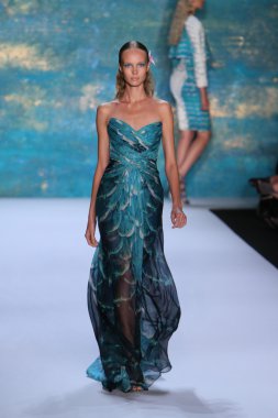 New York, Ny - Eylül 08: A Model Monique Lhuillier defile pist yürür