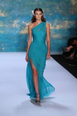 New York, Ny - Eylül 08: A Model Monique Lhuillier defile pist yürür