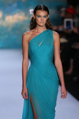 New York, Ny - Eylül 08: A Model Monique Lhuillier defile pist yürür