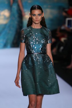 New York, Ny - Eylül 08: A Model Monique Lhuillier defile pist yürür