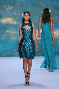 New York, Ny - Eylül 08: A Model Monique Lhuillier defile pist yürür