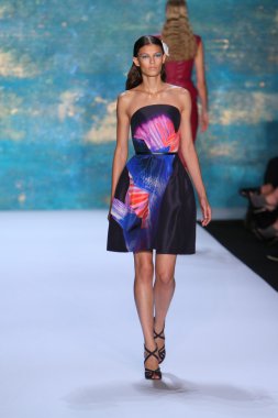 New York, Ny - Eylül 08: A Model Monique Lhuillier defile pist yürür