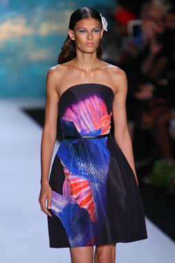 New York, Ny - Eylül 08: A Model Monique Lhuillier defile pist yürür