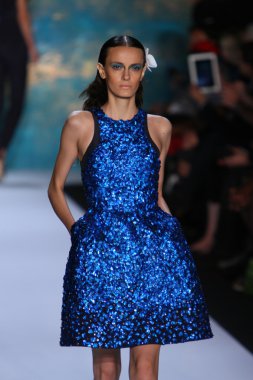 New York, Ny - Eylül 08: A Model Monique Lhuillier defile pist yürür