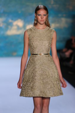 New York, Ny - Eylül 08: A Model Monique Lhuillier defile pist yürür