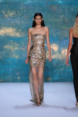 New York, Ny - Eylül 08: A Model Monique Lhuillier defile pist yürür