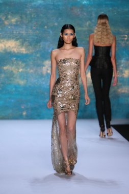 New York, Ny - Eylül 08: A Model Monique Lhuillier defile pist yürür