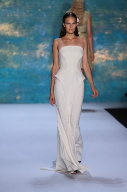 New York, Ny - Eylül 08: A Model Monique Lhuillier defile pist yürür