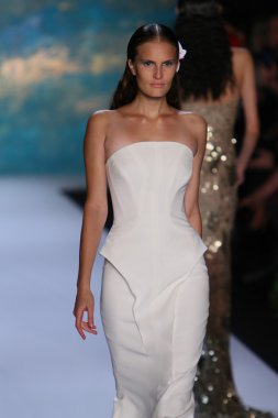 New York, Ny - Eylül 08: A Model Monique Lhuillier defile pist yürür