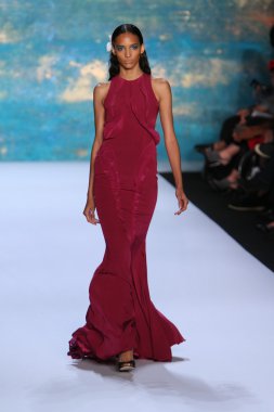 New York, Ny - Eylül 08: A Model Monique Lhuillier defile pist yürür