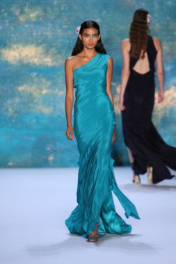 New York, Ny - Eylül 08: A Model Monique Lhuillier defile pist yürür
