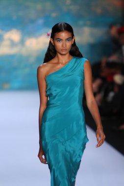 New York, Ny - Eylül 08: A Model Monique Lhuillier defile pist yürür