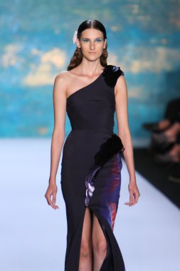 New York, Ny - Eylül 08: A Model Monique Lhuillier defile pist yürür