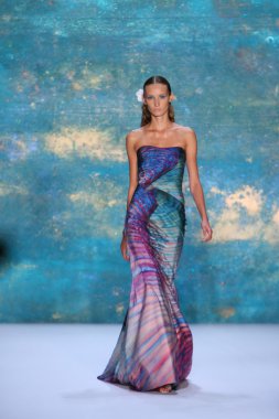New York, Ny - Eylül 08: A Model Monique Lhuillier defile pist yürür