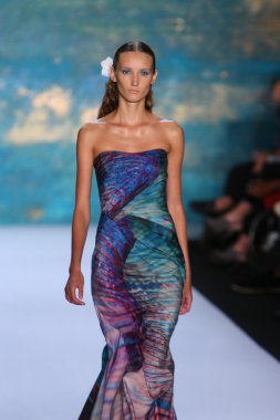 New York, Ny - Eylül 08: A Model Monique Lhuillier defile pist yürür