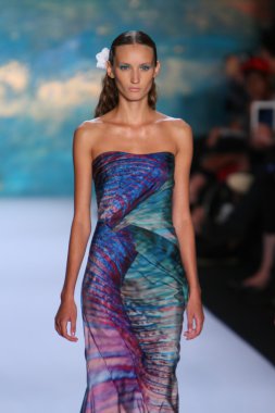 New York, Ny - Eylül 08: A Model Monique Lhuillier defile pist yürür