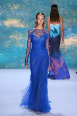 New York, Ny - Eylül 08: A Model Monique Lhuillier defile pist yürür