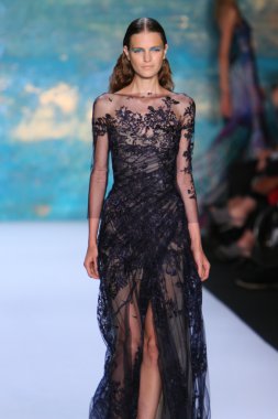 New York, Ny - Eylül 08: A Model Monique Lhuillier defile pist yürür