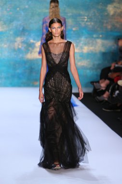 New York, Ny - Eylül 08: A Model Monique Lhuillier defile pist yürür