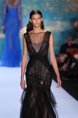 New York, Ny - Eylül 08: A Model Monique Lhuillier defile pist yürür