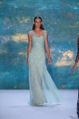 New York, Ny - Eylül 08: A Model Monique Lhuillier defile pist yürür