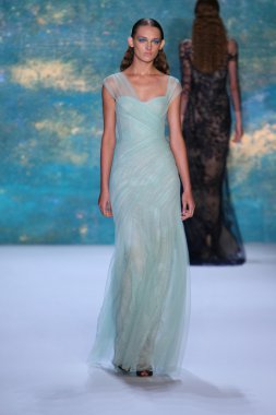 New York, Ny - Eylül 08: A Model Monique Lhuillier defile pist yürür