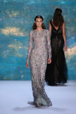 New York, Ny - Eylül 08: A Model Monique Lhuillier defile pist yürür