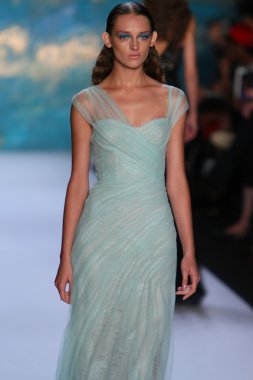 New York, Ny - Eylül 08: A Model Monique Lhuillier defile pist yürür
