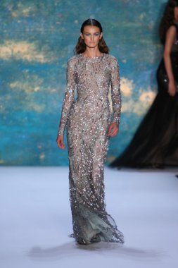 New York, Ny - Eylül 08: A Model Monique Lhuillier defile pist yürür