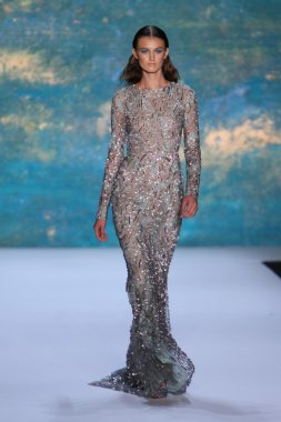 New York, Ny - Eylül 08: A Model Monique Lhuillier defile pist yürür