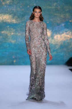 New York, Ny - Eylül 08: A Model Monique Lhuillier defile pist yürür