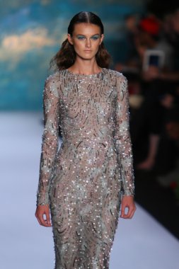 New York, Ny - Eylül 08: A Model Monique Lhuillier defile pist yürür