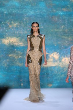 New York, Ny - Eylül 08: A Model Monique Lhuillier defile pist yürür