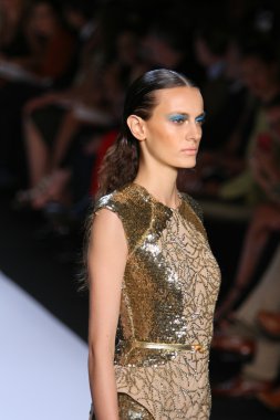 New York, Ny - Eylül 08: A Model Monique Lhuillier defile pist yürür