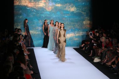 New York, Ny - Eylül 08: A Model Monique Lhuillier defile pist yürür