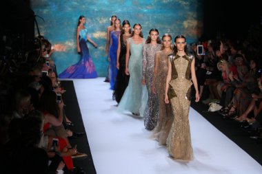 New York, Ny - Eylül 08: A Model Monique Lhuillier defile pist yürür