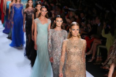 New York, Ny - Eylül 08: A Model Monique Lhuillier defile pist yürür