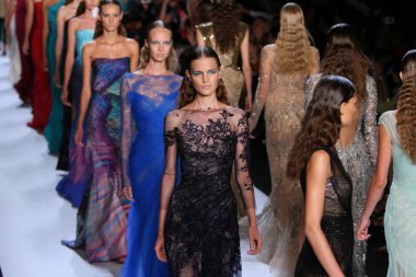 New York, Ny - Eylül 08: A Model Monique Lhuillier defile pist yürür