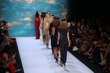 New York, Ny - Eylül 08: A Model Monique Lhuillier defile pist yürür