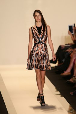 bir model pist herve leger, max azria bahar 2013 moda şov ile yürür.