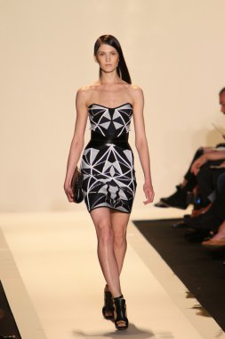 bir model pist herve leger, max azria bahar 2013 moda şov ile yürür.