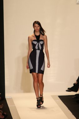 bir model pist herve leger, max azria bahar 2013 moda şov ile yürür.