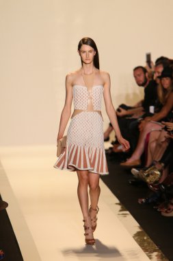 bir model pist herve leger, max azria bahar 2013 moda şov ile yürür.