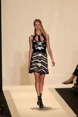 bir model pist herve leger, max azria bahar 2013 moda şov ile yürür.