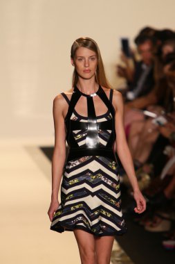 bir model pist herve leger, max azria bahar 2013 moda şov ile yürür.