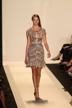 bir model pist herve leger, max azria bahar 2013 moda şov ile yürür.