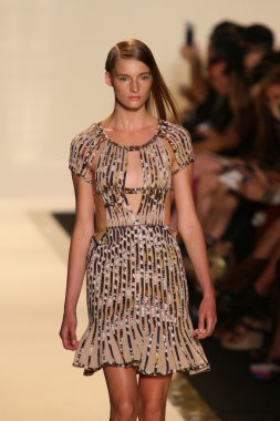 bir model pist herve leger, max azria bahar 2013 moda şov ile yürür.
