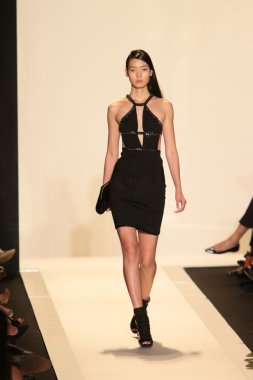 bir model pist herve leger, max azria bahar 2013 moda şov ile yürür.